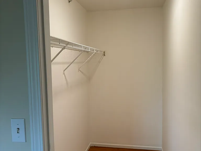 Main Bedroom Walk In Closet