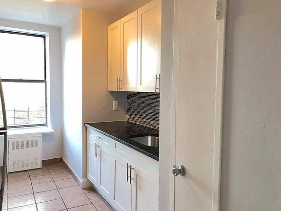 4th image of 946 Bronx Park S APT 5A