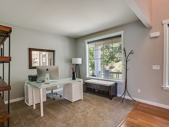 3rd image of 907 207th Ave NE