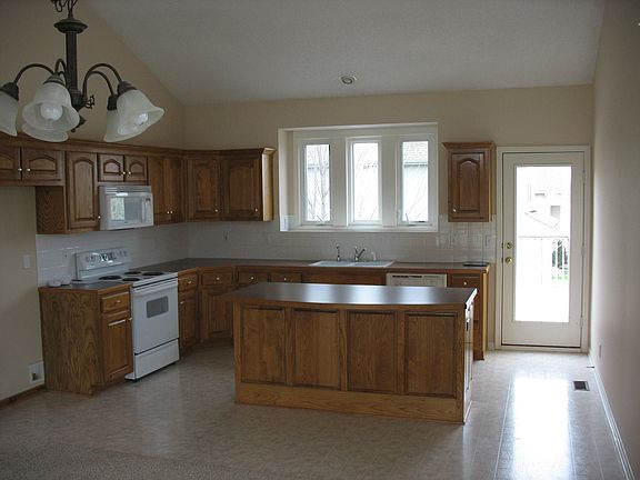 LARGE KITCHEN