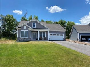 28 Thames Dr, West Henrietta, NY 14586