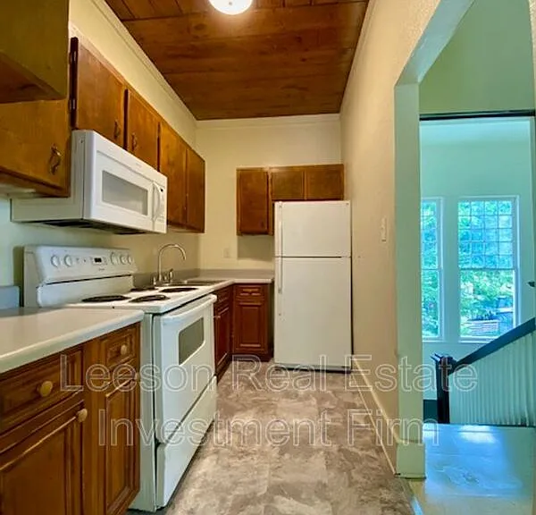 451 Egan St — Photo 5
