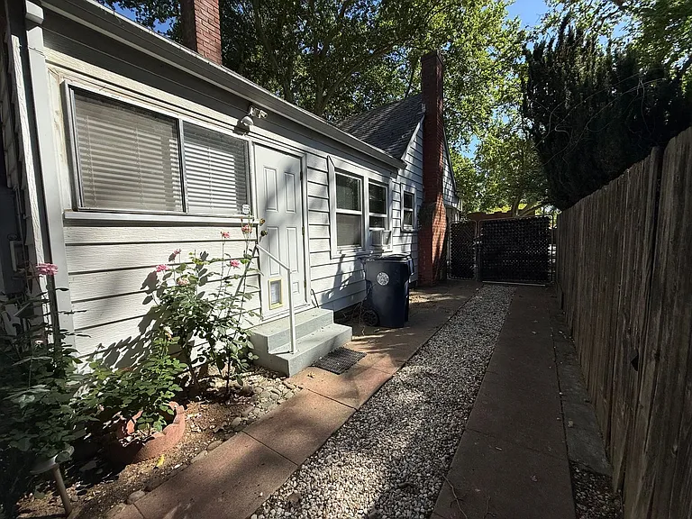 1813 Beverly Way — Photo 20