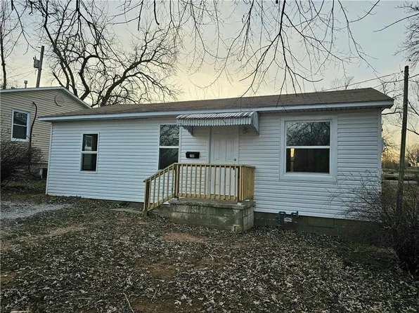 108 N High St, El Dorado Springs, MO 64744