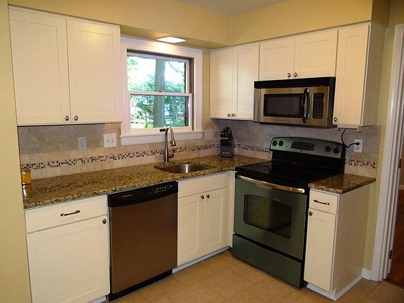 2nd image of 7004 Queensway Ln