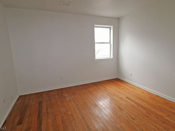 2nd image of 524 Mulberry St