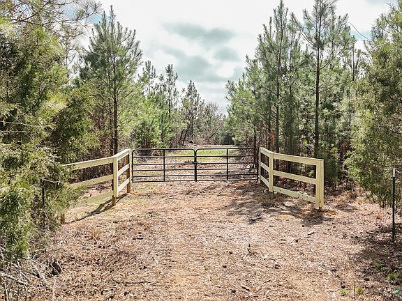 3rd image of 588 Lake Rd