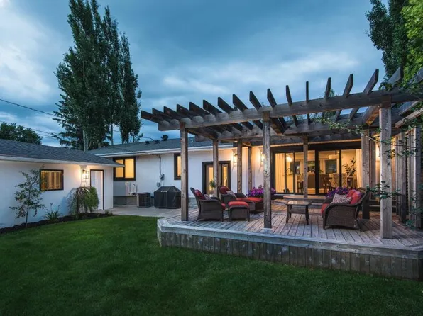 15 E Wildwood Dr SW, Calgary, AB T3C 3C6