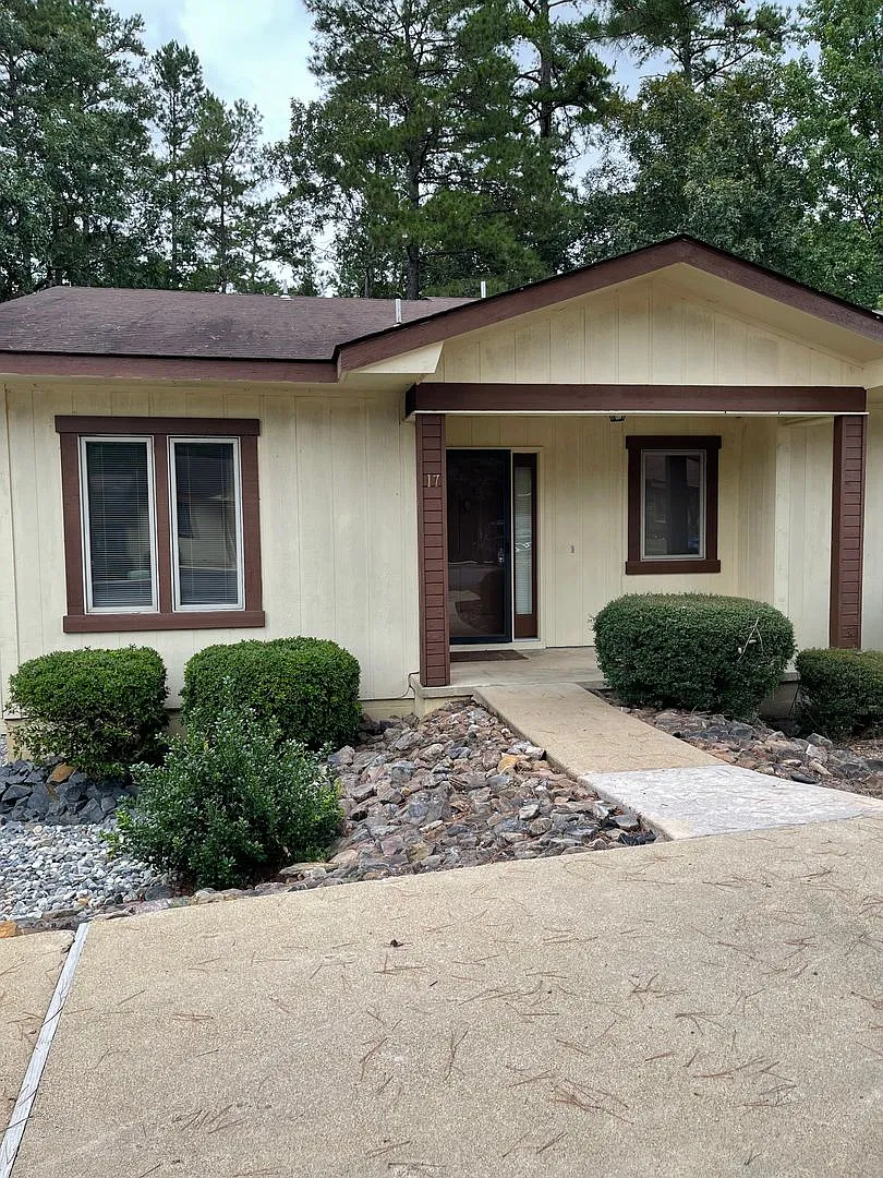 2 Bedroom, 1.5 bathroom townhome located in a quiet neighborhood. Amenities can be transferred! — Photo 2