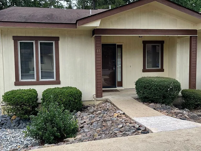 17 Lindsay Ln — Photo 2