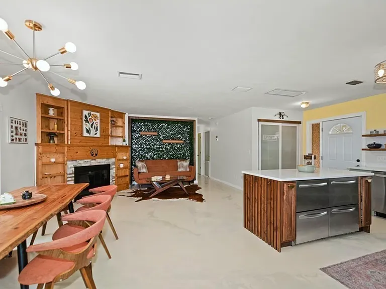 2431 N Westwood Dr — Photo 4