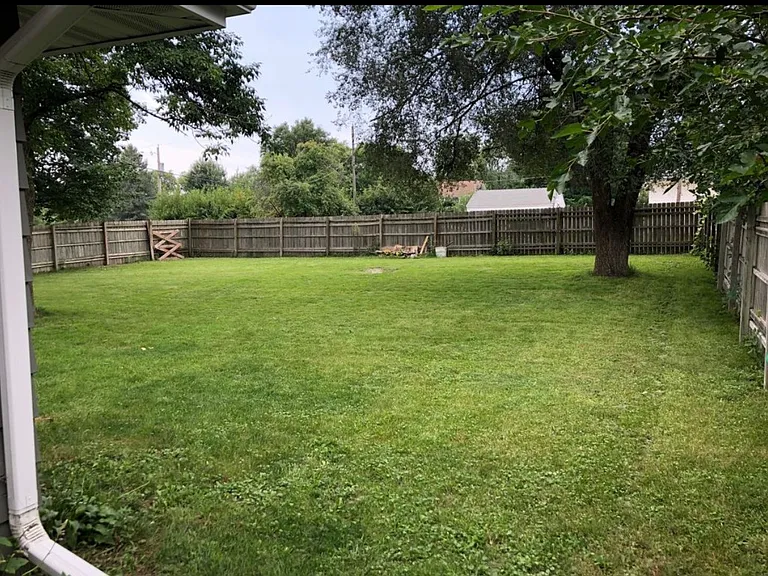 205 Dotson Dr — Photo 2
