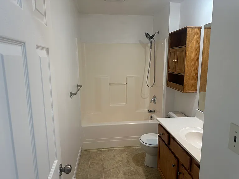 446 Hillside Dr — Photo 3