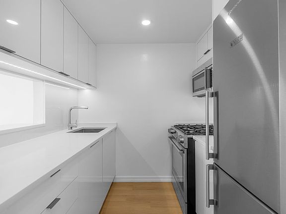 5th image of 124 W 60th St APT 29J