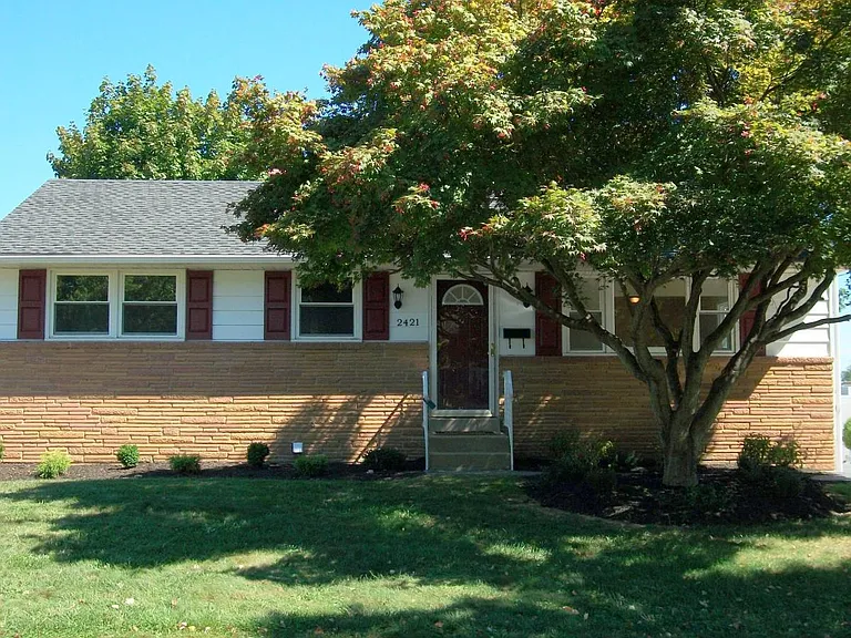 2421 Newell Dr — Photo 2