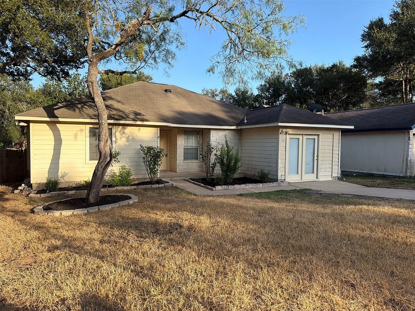 3 bedroom house with large yard - Available now — Photo 1