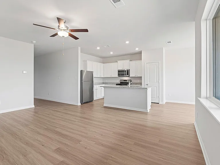1023 Rosewood Trl — Photo 5