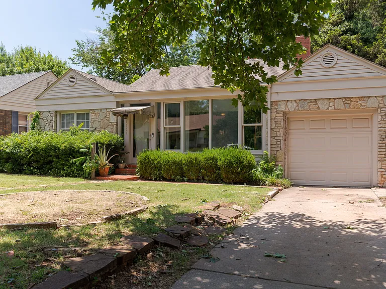 1131 Lombardy Rd — Photo 2