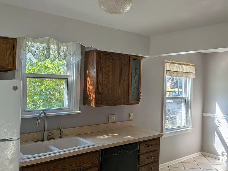 1036 Kelton Ave — Photo 12