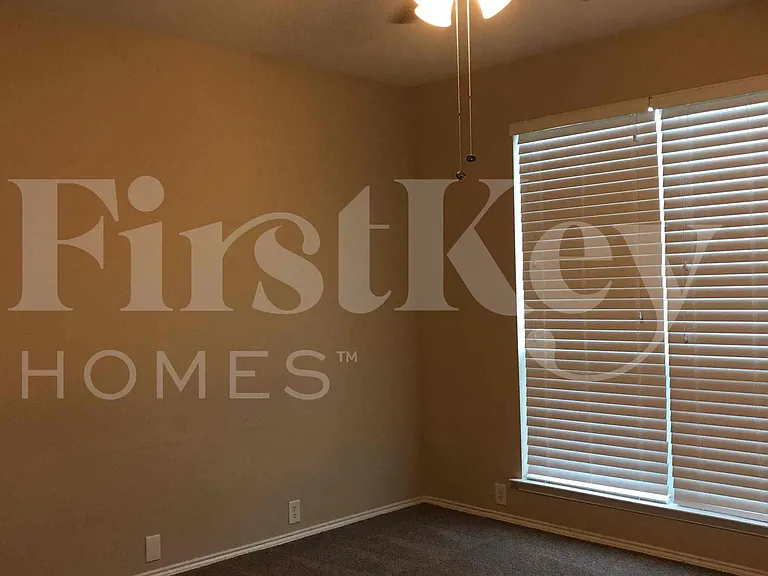8604 Orleans Ln — Photo 6