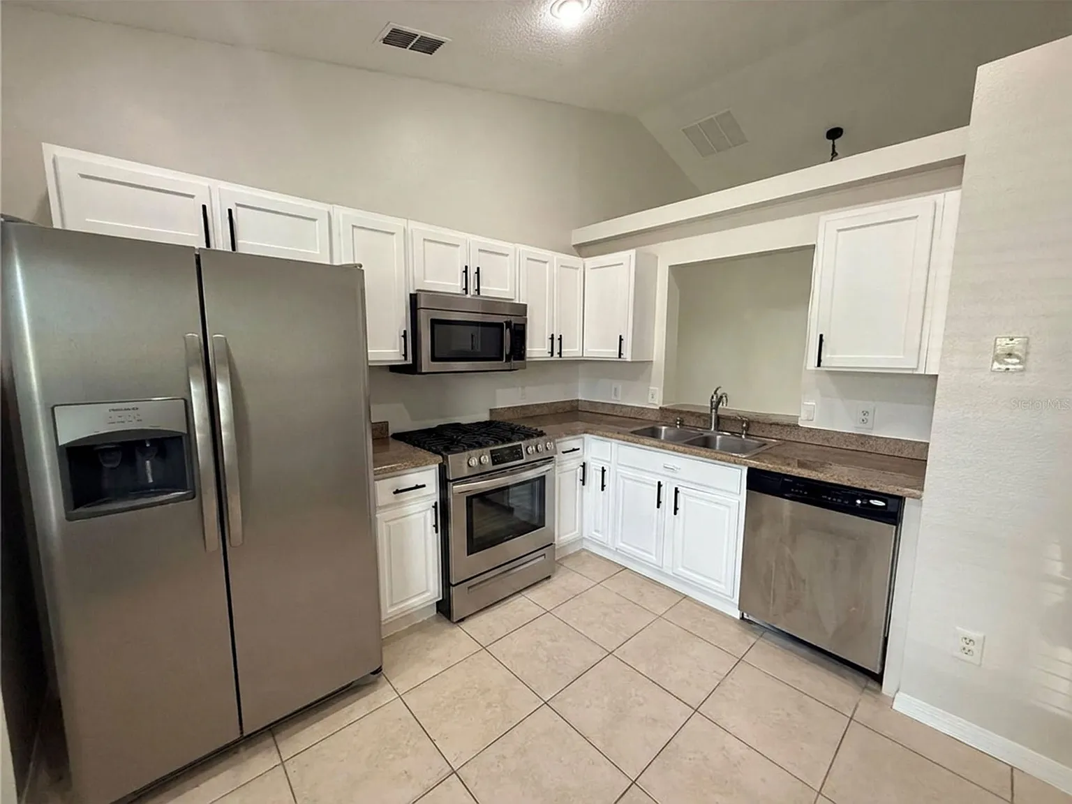 3 bed, 1241 sqft, $1,995 — Photo 3