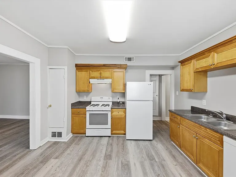 225 Addington Dr NW — Photo 4