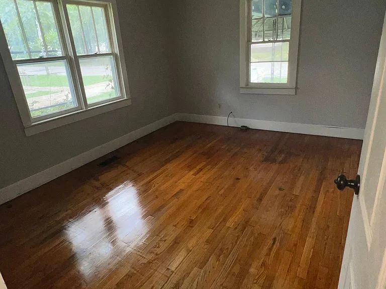 110 Allan St — Photo 3