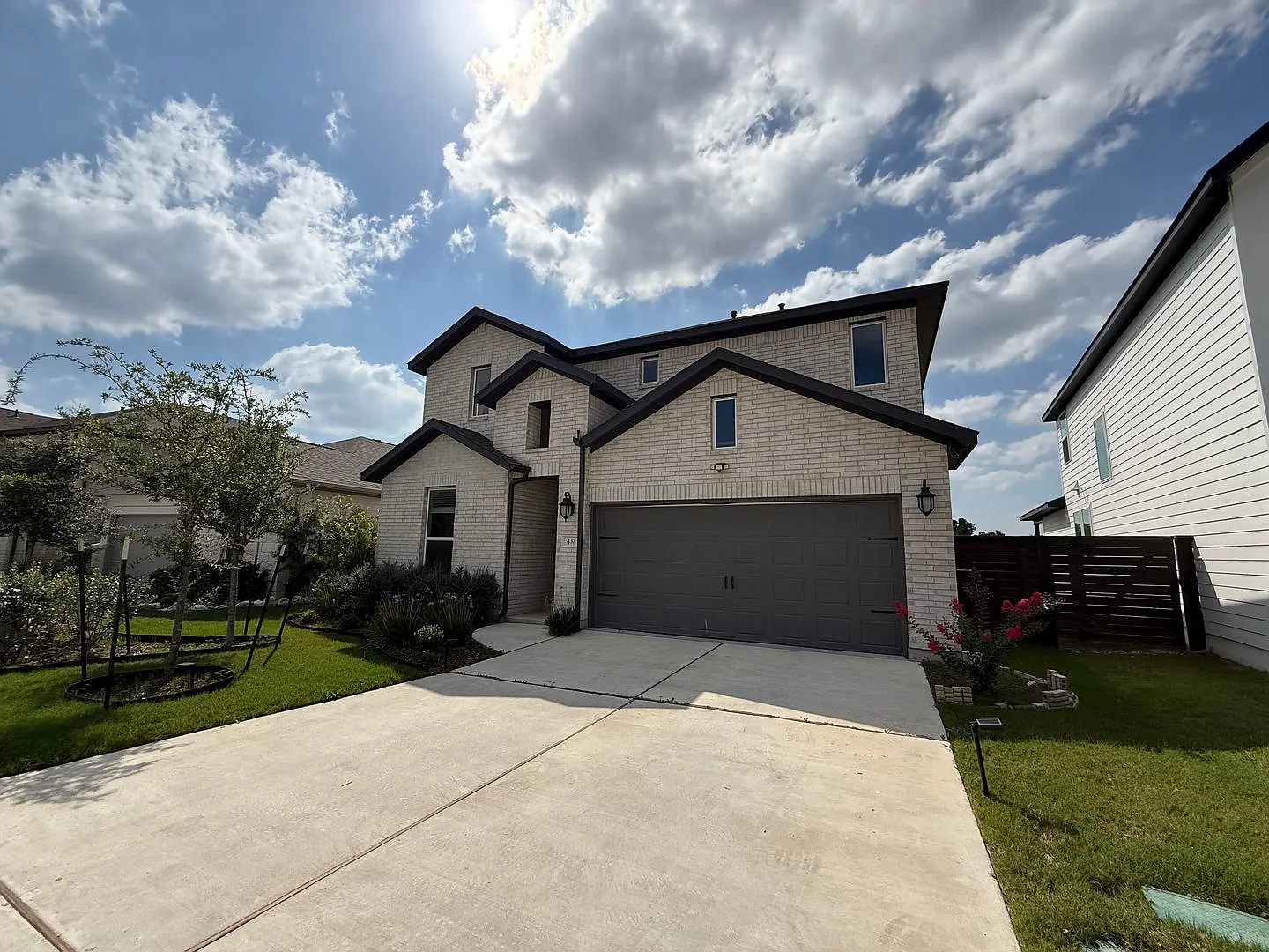 Wonderful 5 bedroom 4 bath home with Office + Media Room — Photo 2