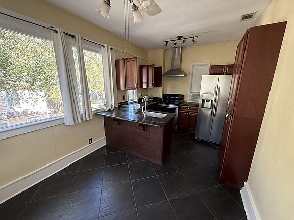 4th image of 824 E University Ave #C