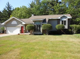 2455 Pineview Dr NE, Grand Rapids, MI 49525