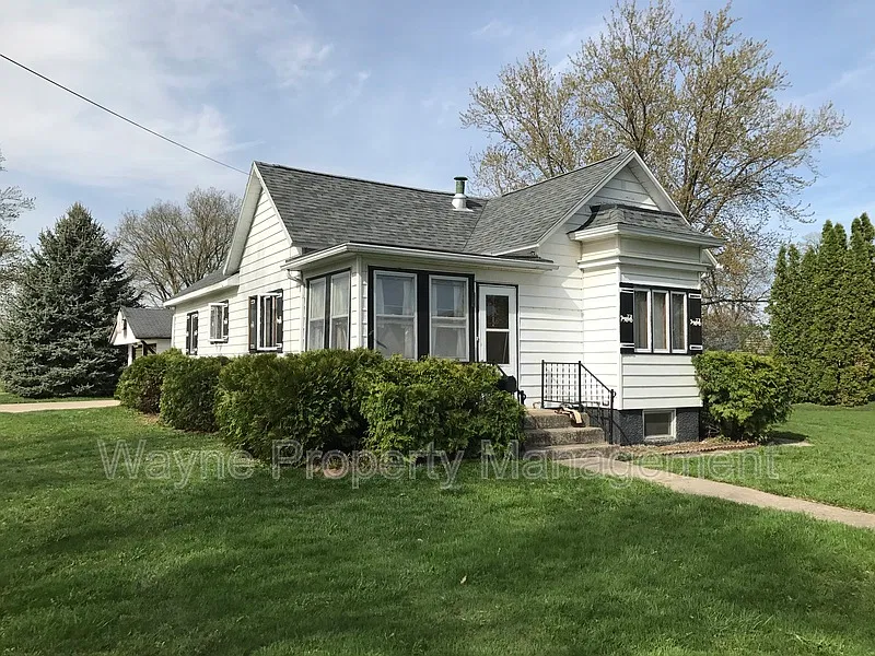 3 bed, 1.0 bath, 1138 sqft, $1,200 — Photo 3