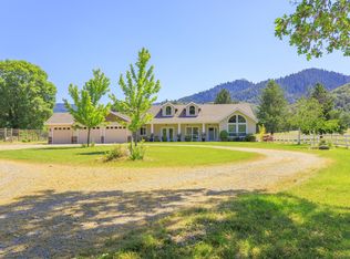 8025 Old Stage Rd, Central Point, OR 97502