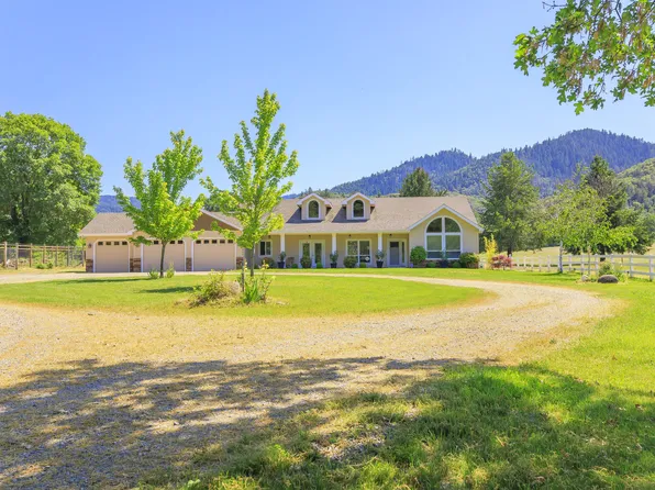 8025 Old Stage Rd, Central Point, OR 97502