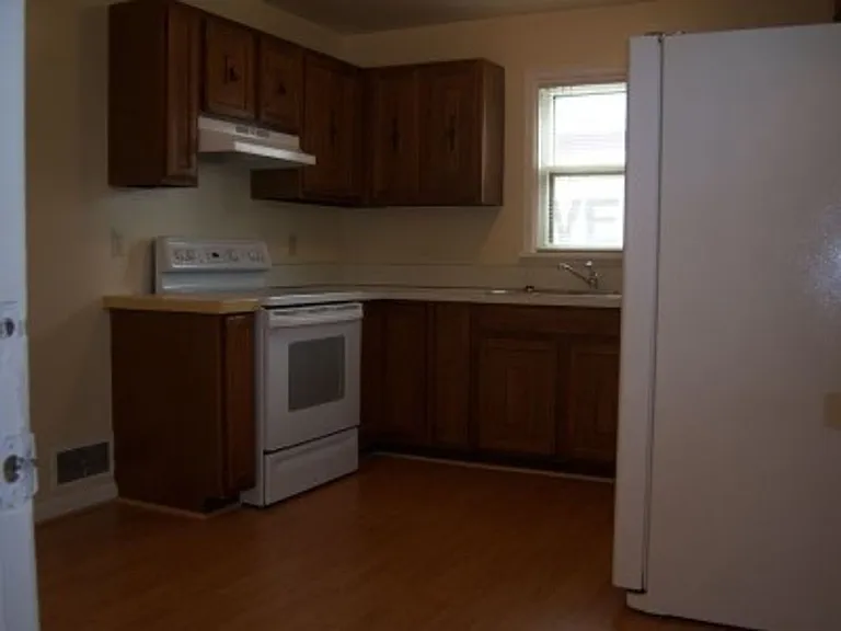 424 Howard Ave — Photo 2