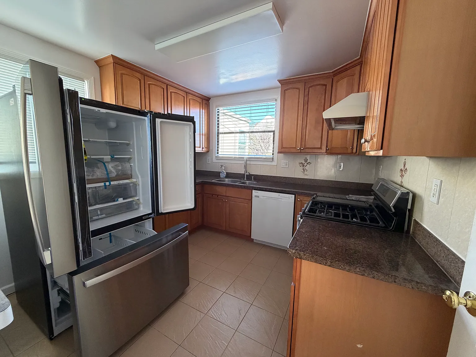 3 bed, 1.5 bath, 1110 sqft, $4,200 — Photo 3