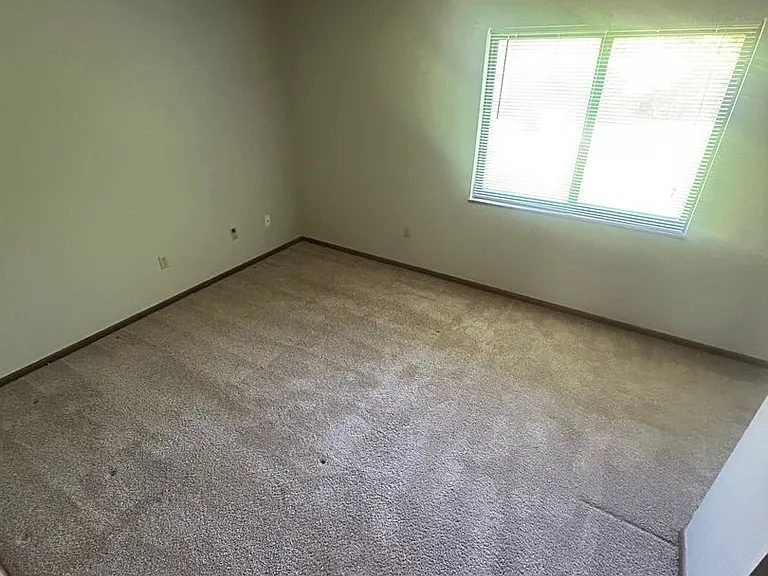 221 S Ivy Ln — Photo 6