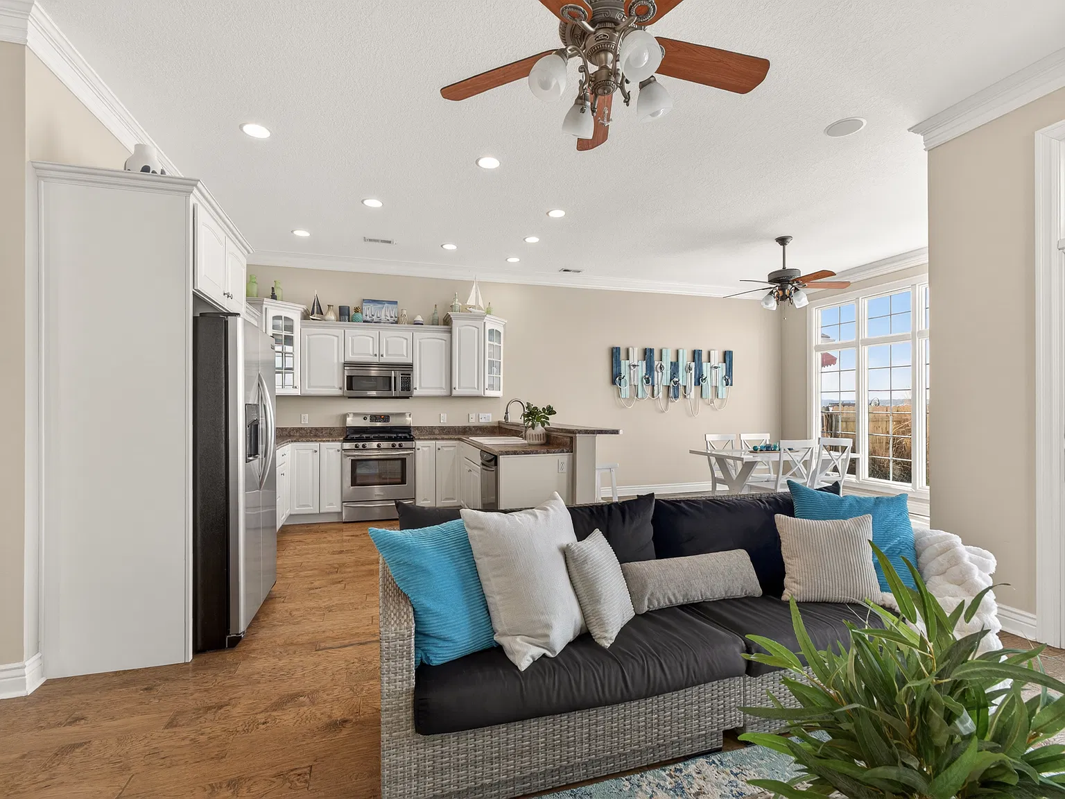 4 bed, 3.5 bath, 2579 sqft, $2,750 — Photo 3
