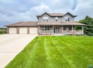 909 S Fawn Ct, Sioux Falls, SD 57110