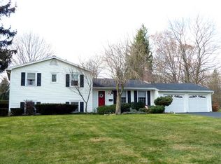 25 Highledge Dr, Penfield, NY 14526