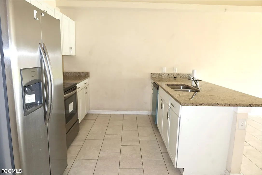 3 bed, 2.0 bath, 2418 sqft, $1,600 — Photo 3