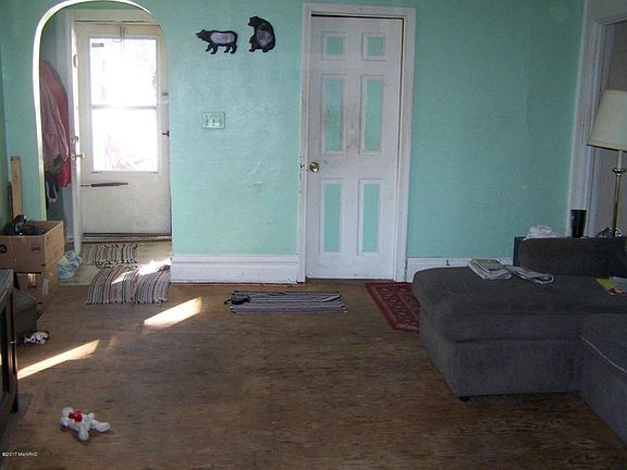 3rd image of 922 4th St NW