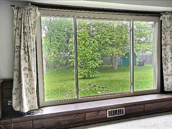 Family room window w/bench 