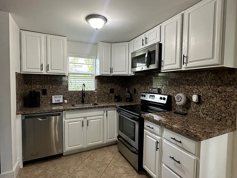 2703 NE 6th Ln #STUDIO — Photo 2