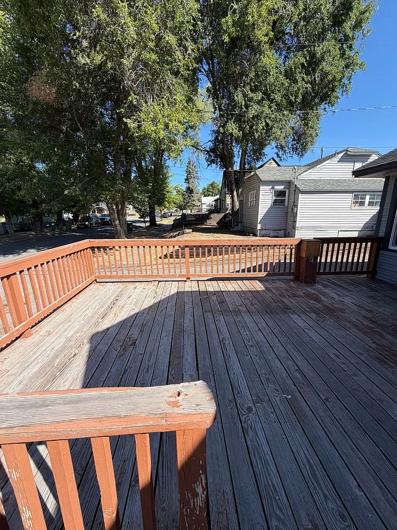 Spacious 4 Bedroom, 2 Bathroom Home with Carport — Photo 4
