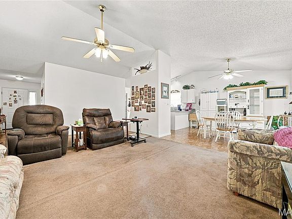 4th image of 947 Falcon Dr