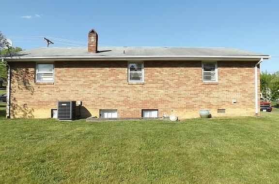 3rd image of 220 Jennings St