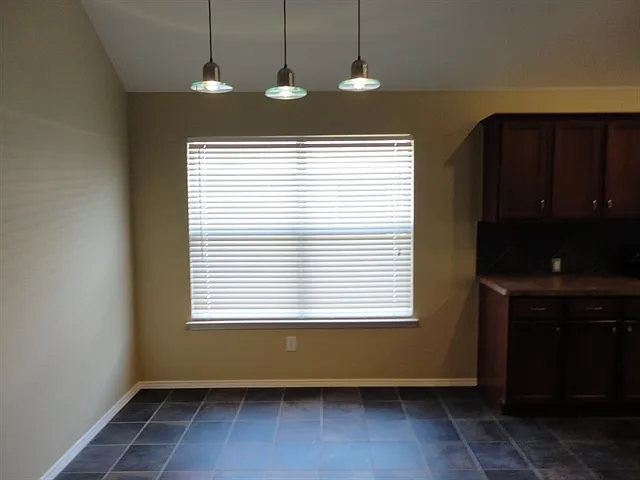 4 bed, 2.0 bath, 2029 sqft, $2,570 — Photo 4