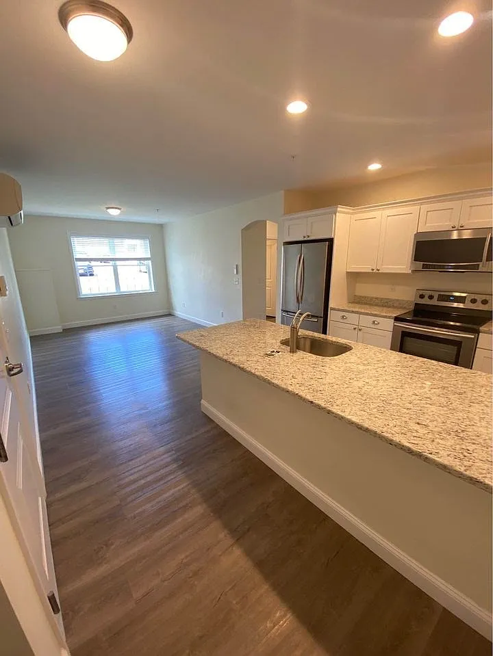 2 bed, 1.0 bath, 795 sqft, $2,500 — Photo 2