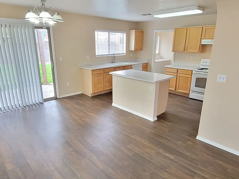 435 W Fabens Ln — Photo 4