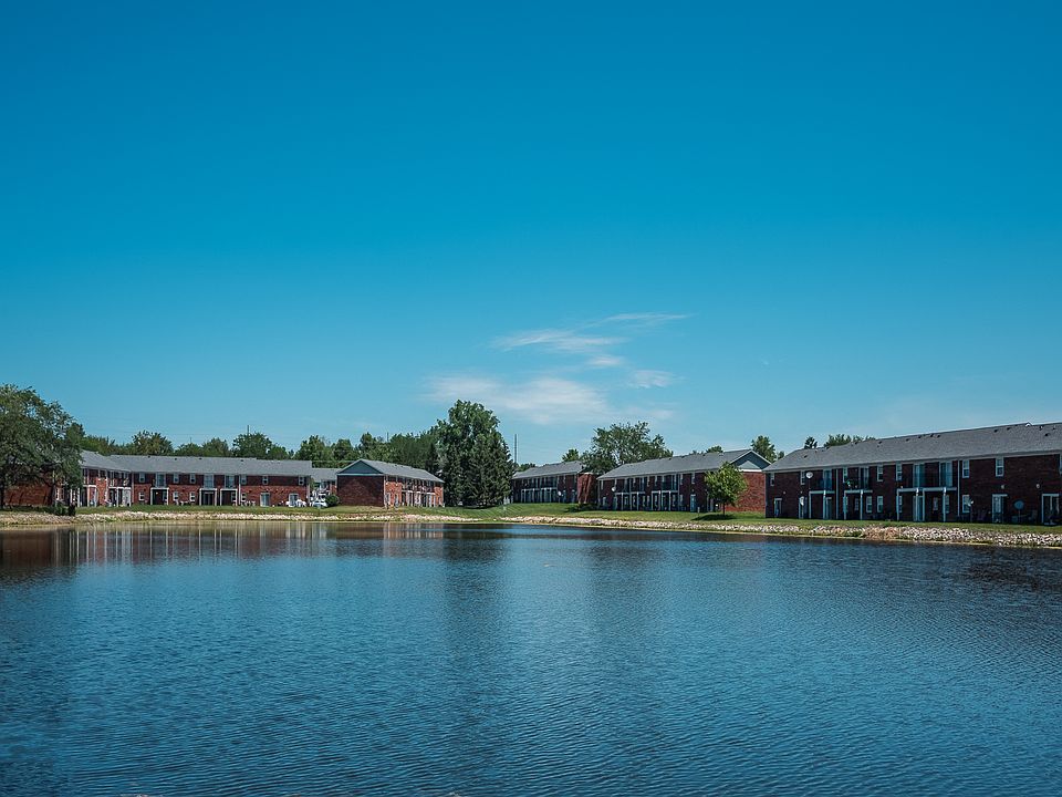 1st image of 808 Clubhouse Dr W #149